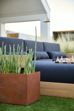 Knox Planter, 26" Rectangle 20 Knox Planter, 26" Rectangle -DWR Sales W DWR SU22 AZ EDITORIAL 694 1