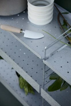 String Outdoor Floor Shelving -DWR Sales W DWR SU23 EDITORIAL SPANISH 162