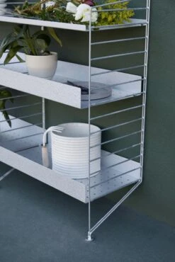 String Outdoor Floor Shelving -DWR Sales W DWR SU23 EDITORIAL SPANISH 195