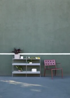 String Outdoor Floor Shelving -DWR Sales W DWR SU23 EDITORIAL SPANISH 277