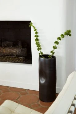 Portal Vase 17 Portal Vase -DWR Sales W DWR SU23 EDITORIAL SPANISH 901